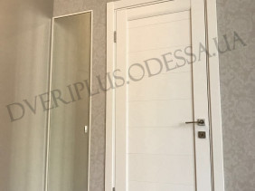 vstroennyj-shkaf-dlya-detskikh-veshchej-fasad-dlya-kladovki-i-resheniya-dlya-vannoj-komnaty6